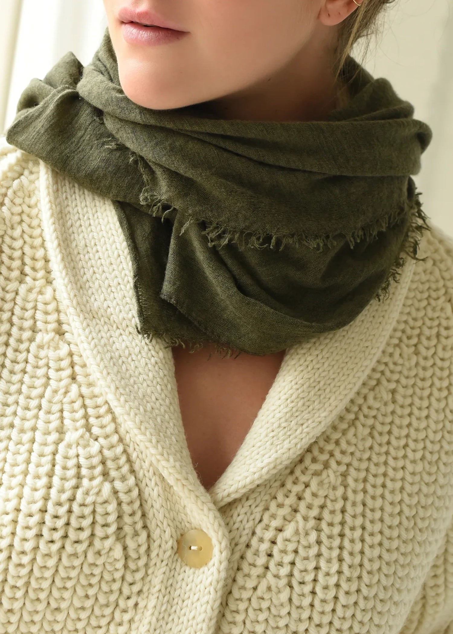 Grisal-8.6.4.-Cashmere-Scarf-olive
